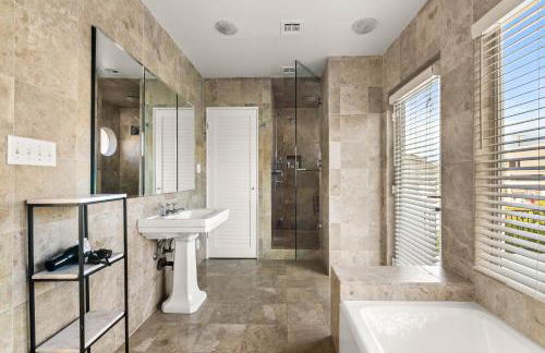 Sea Serenity Coastline Views and Pool - Photo 4