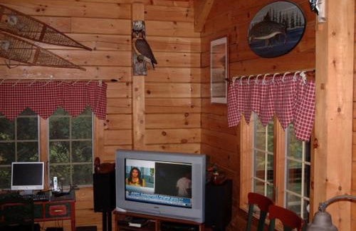 Charming Lakefront Cabin Rental with Games Room near Bangor, Maine - Foto 12