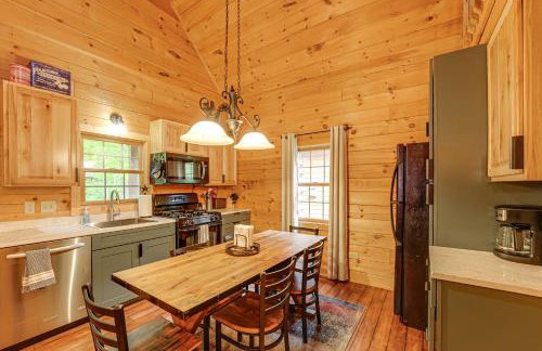 Fire Pit and Porch Warm and Woodsy Rothbury Escape! - Foto 2