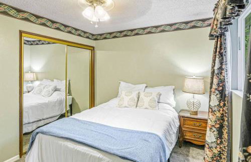 Hot Tub and Spacious Backyard Close to Lake! - Foto 7