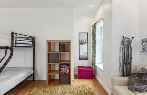 Contractors & Pets Welcome - Sleeps 1-4, less than 1 mile from M606, Ideal for Longer Stays - Foto 57