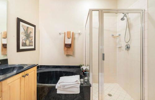 Luxury condo near Wiggins pass beach & park - Foto 35