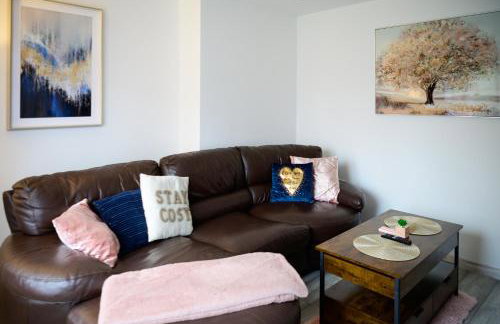 Located in the peaceful NG8 Wollaton , Perfect for Business Trips & Family Holidays or working proffesionals-long term deals, M1 Nearby , Free Parking , Private Garden , 500Mb Wi-Fi , Netflix - Foto 32