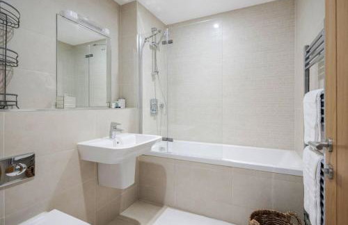 Elegant Epsom Modern Apartment - Photo 9