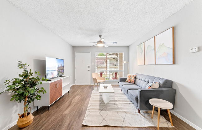 Soco 2BR Corner Suite w Pool King bed Fast Wifi - Photo 14