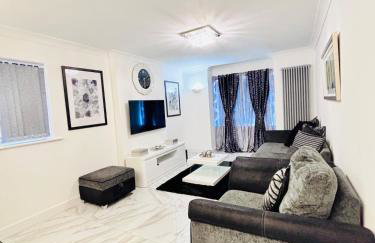 Luxury 5BR Stay With City Access - Photo 46