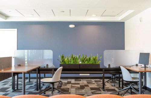 Chic East Side 1BR Apt with Balcony, Pool, and Gym - Foto 21