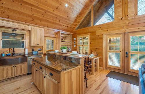 Fully Stocked Cabin Retreat w/ Game Room & Pond! - Foto 8
