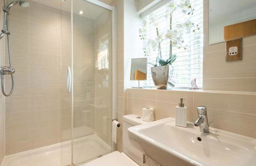 Modern contemporary home in beautiful setting - Foto 65