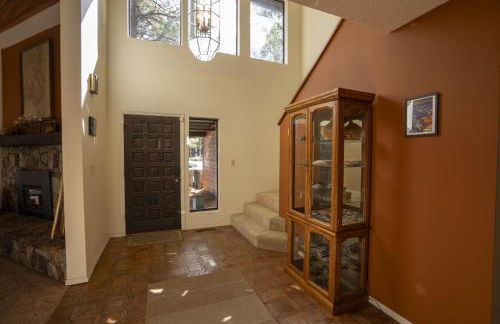 3BR Flagstaff Escape with Deck and Pine Views - Foto 12