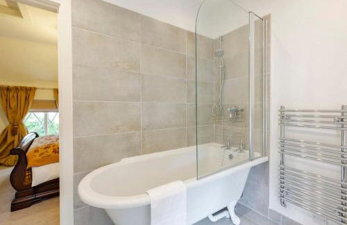 Dorney Windsor Legoland 5 Star Stay for upto 14 guests - Photo 80