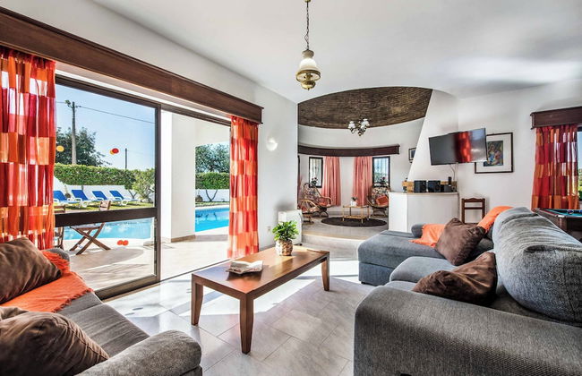 Villa Gira - Photo 1