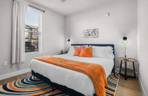 Luxe King Suite, Cozy Sectional, Gym, Pool, U of A - Photo 3