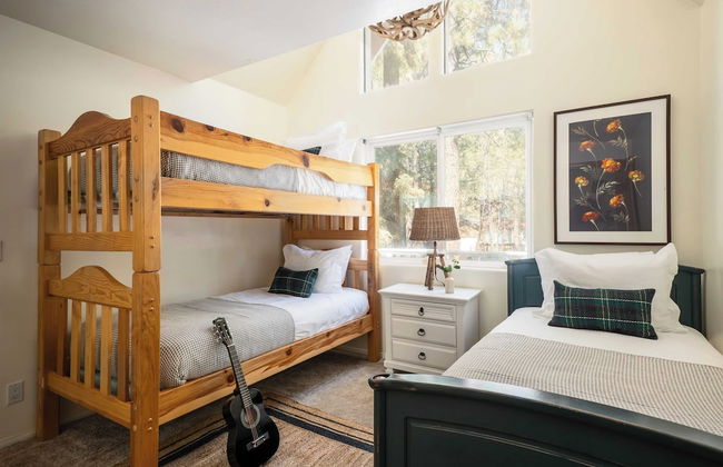 Hartwood by Avantstay Cozy Big Bear Abode w/ Spacious Deck & Stone Fireplace - Foto 15