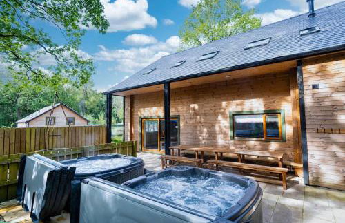 Throwley, woodland lodge with hot tubs for 14 - Foto 1