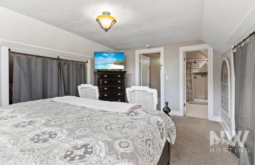 Cozy Farmhouse w Treehouse Fire Pit 1 Mile to Beach Close to Skiing Adventures 1226 - Foto 33