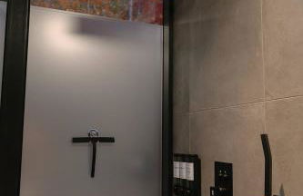 Staghorn | Modern Lux Mirror Home | HotTub & Woods - Foto 25