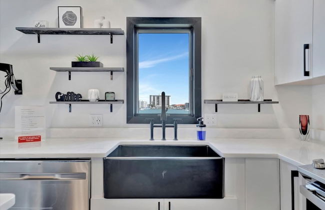 The Aura a Luxury Waterview Condo Heated Pool - Foto 10