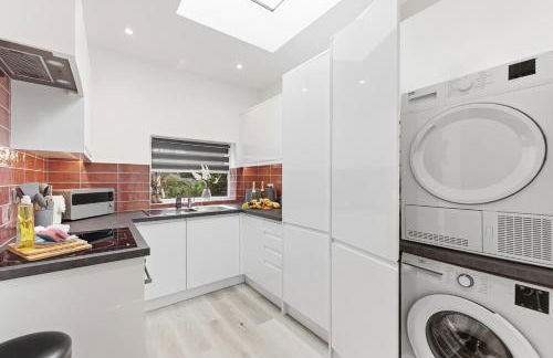 Stylish Duplex Apartment - Excellent Location - Free Parking, Virgin TV, Fast Wifi and Self-Check-In by Yoko Property - Photo 20