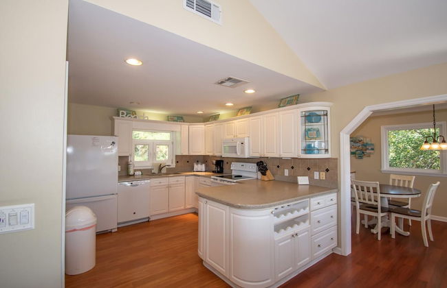 Spacious Ocean View Home w/ New Furniture, Huge Deck, & Wifi - Foto 19