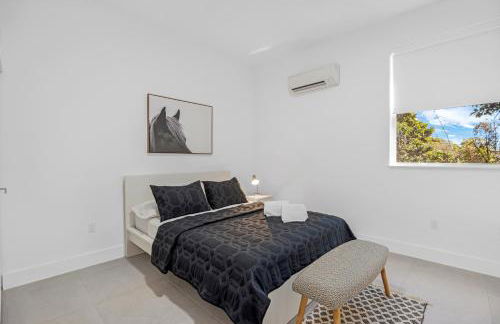 Up to 12 Guests! Modern villa near Wynwood - Photo 10