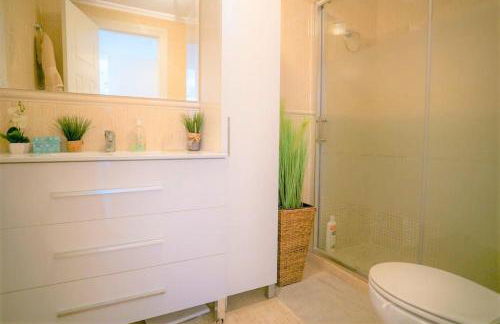 Spacious ground floor apartment overlooking the beautiful communal pool - Foto 39