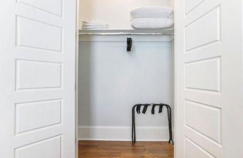 Hosteeva Brand New Condo with a Pool Steps to St Charles Ave - Foto 62