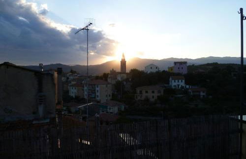 Ligurisches Rustico, umgeben von Olivenhainen am Dorfrand - Foto 10