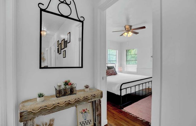 Willkommen to Pink Haus 1 Mile to Main Street! - Foto 8