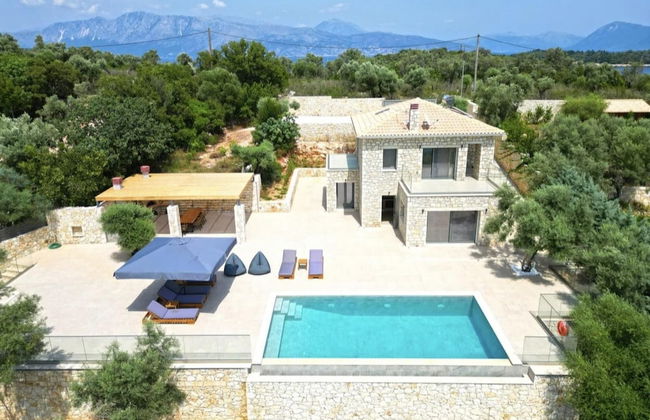 Villa Chriselia - 3 Bedrooms With Sea Access - Photo 3