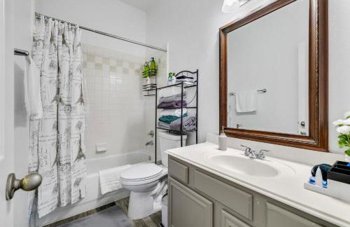 Frisco Escape Oasis Home w/Spa - Foto 33