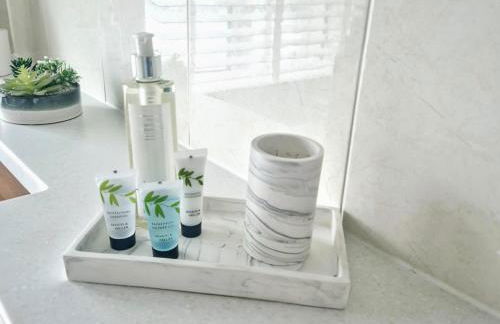 South Coast New Forest Holiday Home-4 Bed-Sleeps 8-Spacious-Parking-EV Dock-Large Garden-Playground-Great for Families-Groups-Professionals - Foto 19