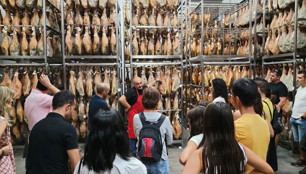 Visitez les installations du séchoir à jambons