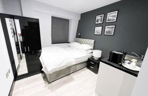 Private Family and Business Rooms Harrow Fast WiFi - Photo 3