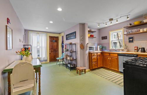 Historic & Spacious 3 Bedroom Family Gem on Peaceful Street - Foto 22