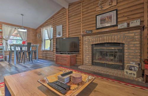 Updated Strawberry Family Cabin with 2 Private Decks - Foto 6