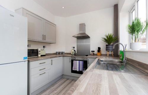 2-Bed House•Free Parking•WiFi•Long Stays Welcome - Photo 5