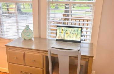 Unwind & Relax at Azalea Cottage on Bayou - Foto 17