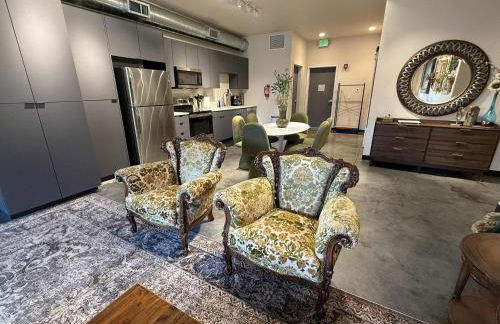 Stylish South Hill Retreat Queen Bed and Sofa Sleeper Full Kitchen Free Parking - Foto 20