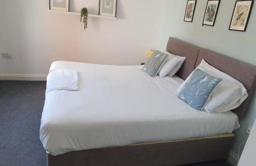 Lovely 5 Bedroom Home w Garden near Northampton - Photo 10