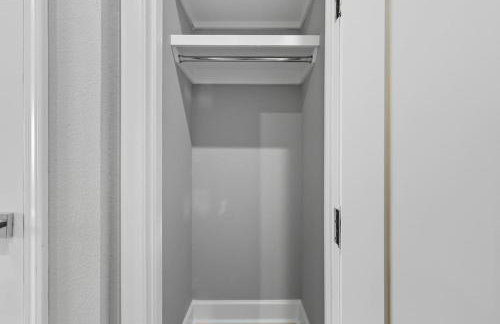 Skyline VIEWS, 5 mins to Downtown, Free Parking - Photo 10