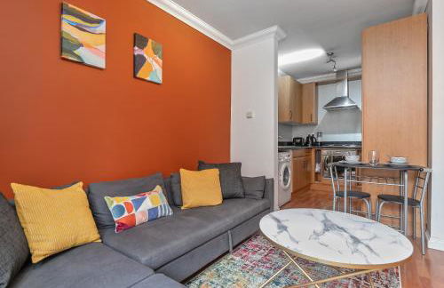 Stylish Town Centre Apartment, ALLOCATED FREE PARKING SPACE, RICKMANSWORTH HIGH STREET, Modern Decor, Juliet Balcony, Walking Distance to Rickmansworth Station Metropolitan Line - Foto 11