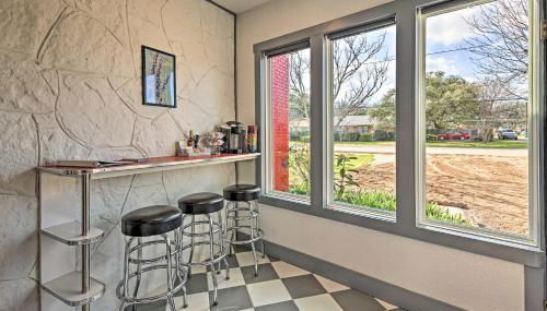 Retro Updated Blanco Abode - Steps to Main Street! - Foto 3