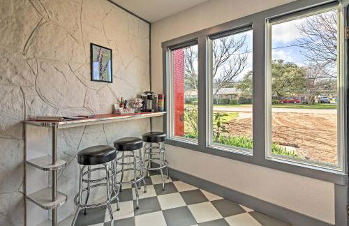 Retro Updated Blanco Abode - Steps to Main Street! - Foto 3