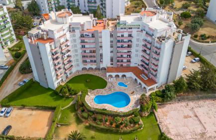 Comfy 3 BDR Flat With Pool & Balcony by LovelyStay - Photo 33