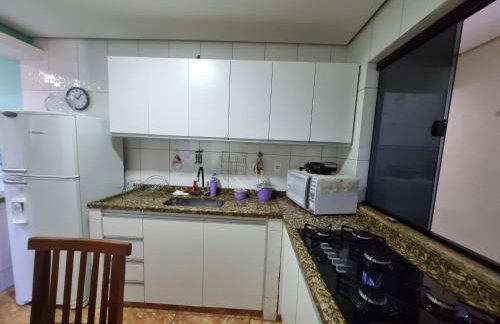 Lindo Apartamento, WiFi Rápido, 2 Banheiros, Suíte, Sala Confortável, Cozinha Completa, Microondas, Entrada Privativa, Perto do Shopping Pátio Matosinhos, 5 min do Centro Histórico - Foto 14
