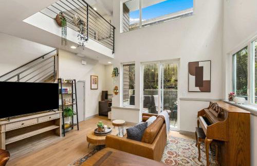 Lake & City View Modern Retreat w AC - Photo 1