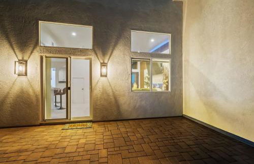 Entire Private Home with 3 Bedrooms 2 Bathrooms, with Garage, Gated Yard, King Bed House, Available Now - Photo 19