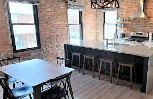 Jungle House Columbus Downtown Free Parking Sleeps 8 - Steps to Convention Center & Nationwide Arena - 2BR Short North Luxury Home - Over 5,800 Five Star Stays - Foto 20