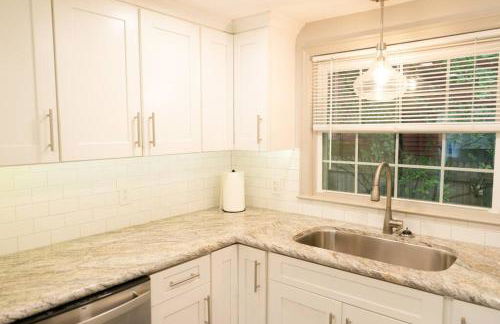 5-star Renovated 3BR Home & Backyard Deck near SU & Hospitals - Foto 15